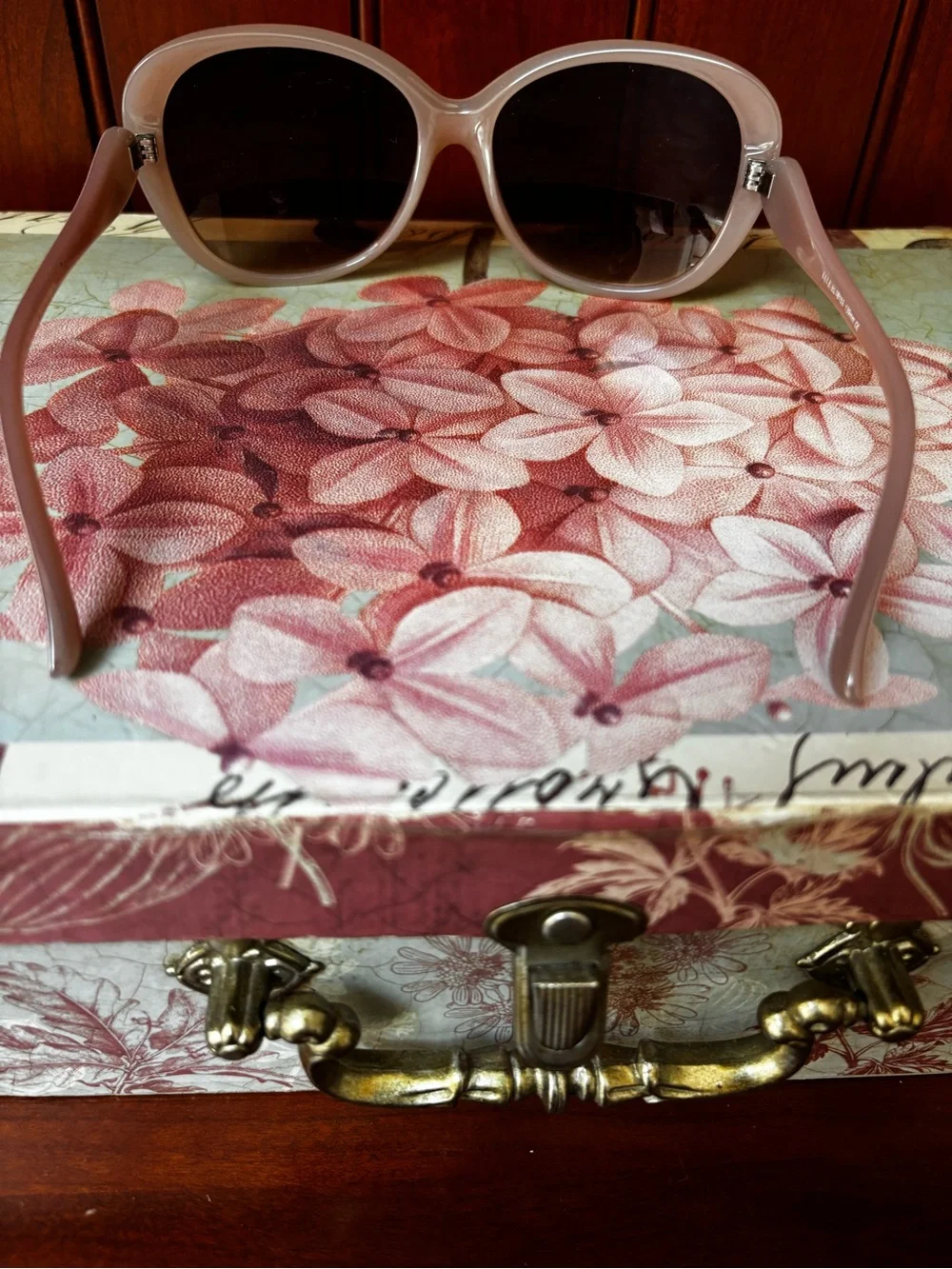 ELLE oversized sunglasses pink retro-inspired design